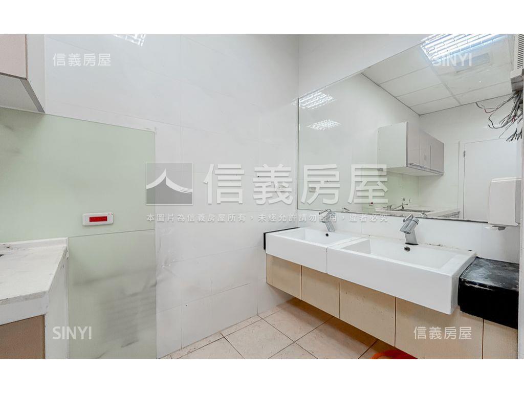 正臺灣大道燙金門牌金店面房屋室內格局與周邊環境