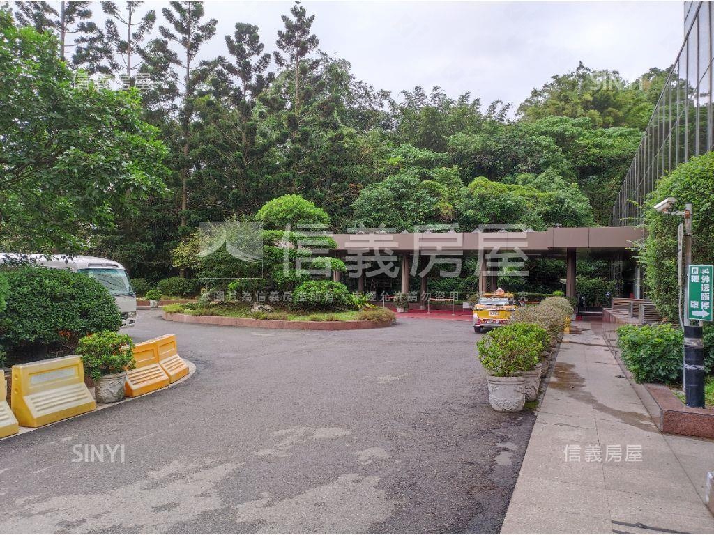 信義區高樓美景毛胚辦公房屋室內格局與周邊環境