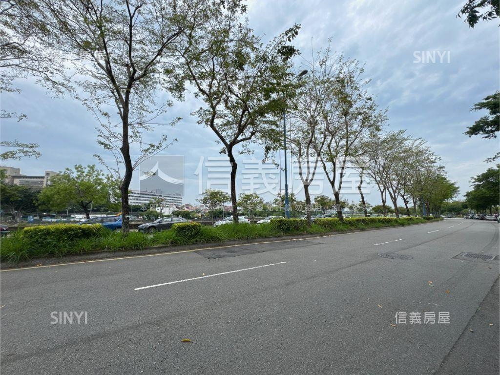 北屯面河岸朝南美電墅Ａ房屋室內格局與周邊環境
