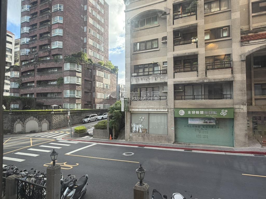 碧湖湖畔。美麗四房房屋室內格局與周邊環境