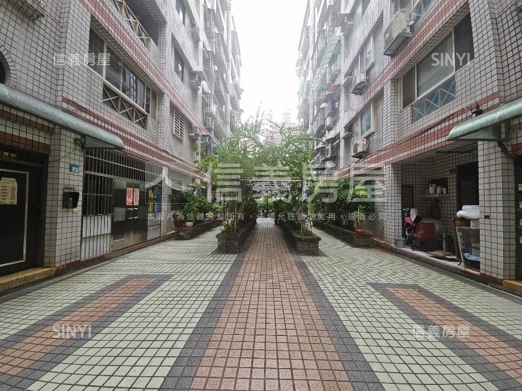 我家住市中心的四房房屋室內格局與周邊環境