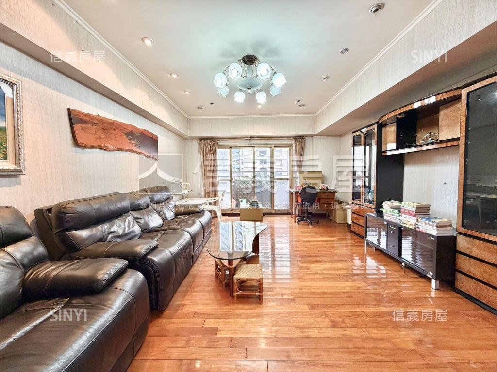 七張捷運裕隆城高樓大４房房屋室內格局與周邊環境