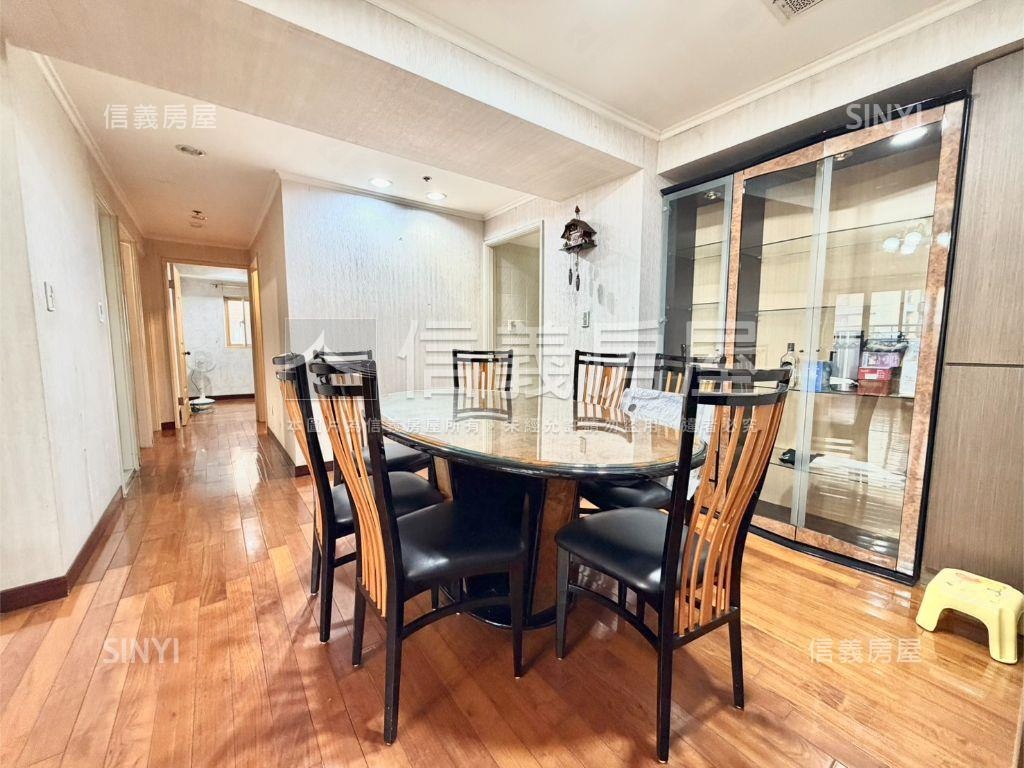 七張捷運裕隆城高樓大４房房屋室內格局與周邊環境