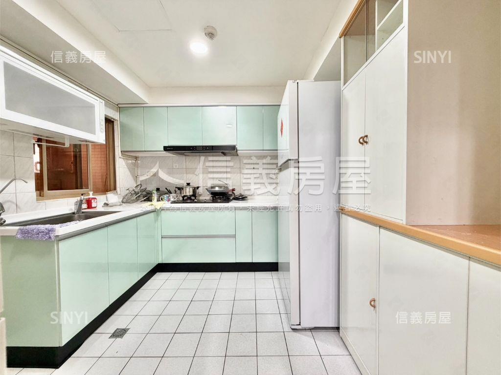 七張捷運裕隆城高樓大４房房屋室內格局與周邊環境