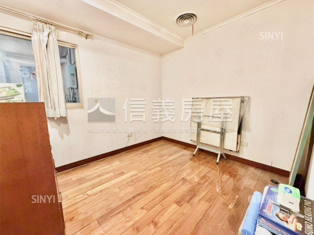 七張捷運裕隆城高樓大４房房屋室內格局與周邊環境