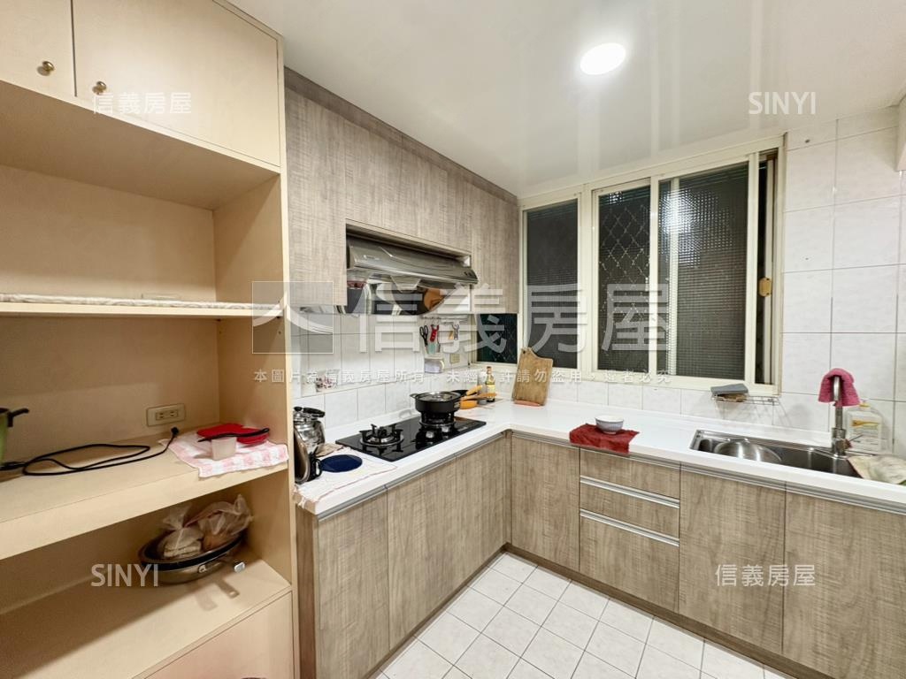 區公所捷運邊間美寓房屋室內格局與周邊環境