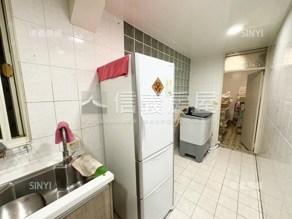 區公所捷運邊間美寓房屋室內格局與周邊環境