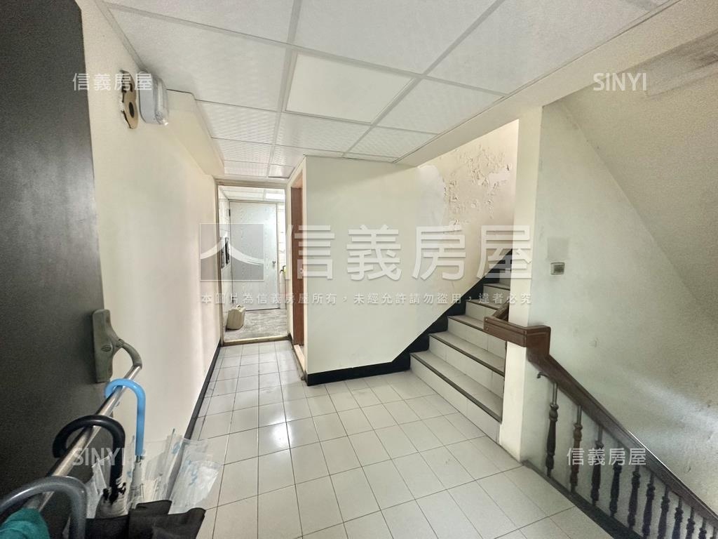 雄中對面近百坪收租金商辦房屋室內格局與周邊環境