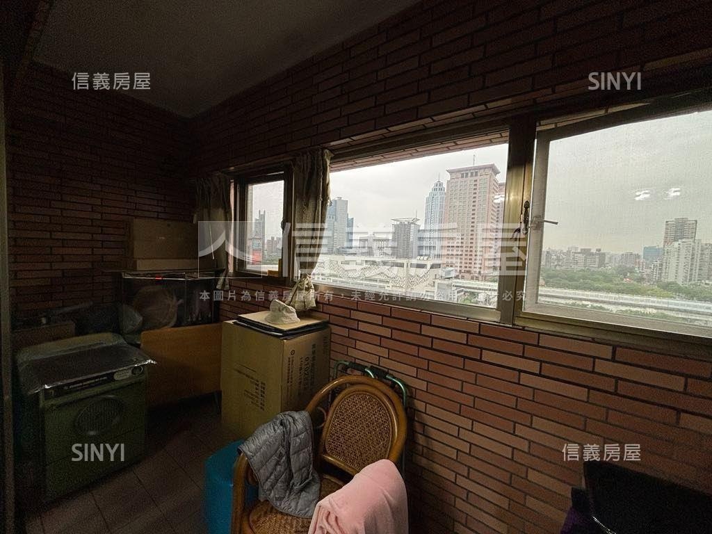 板橋車站高樓景觀四房房屋室內格局與周邊環境