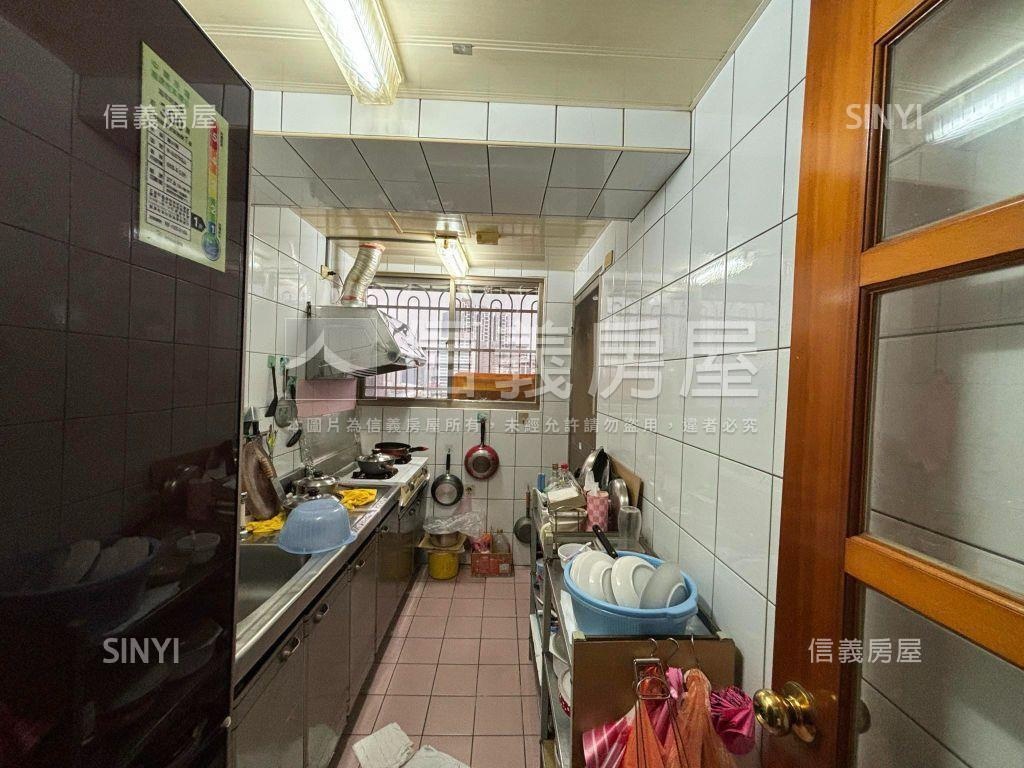 板橋車站高樓景觀四房房屋室內格局與周邊環境