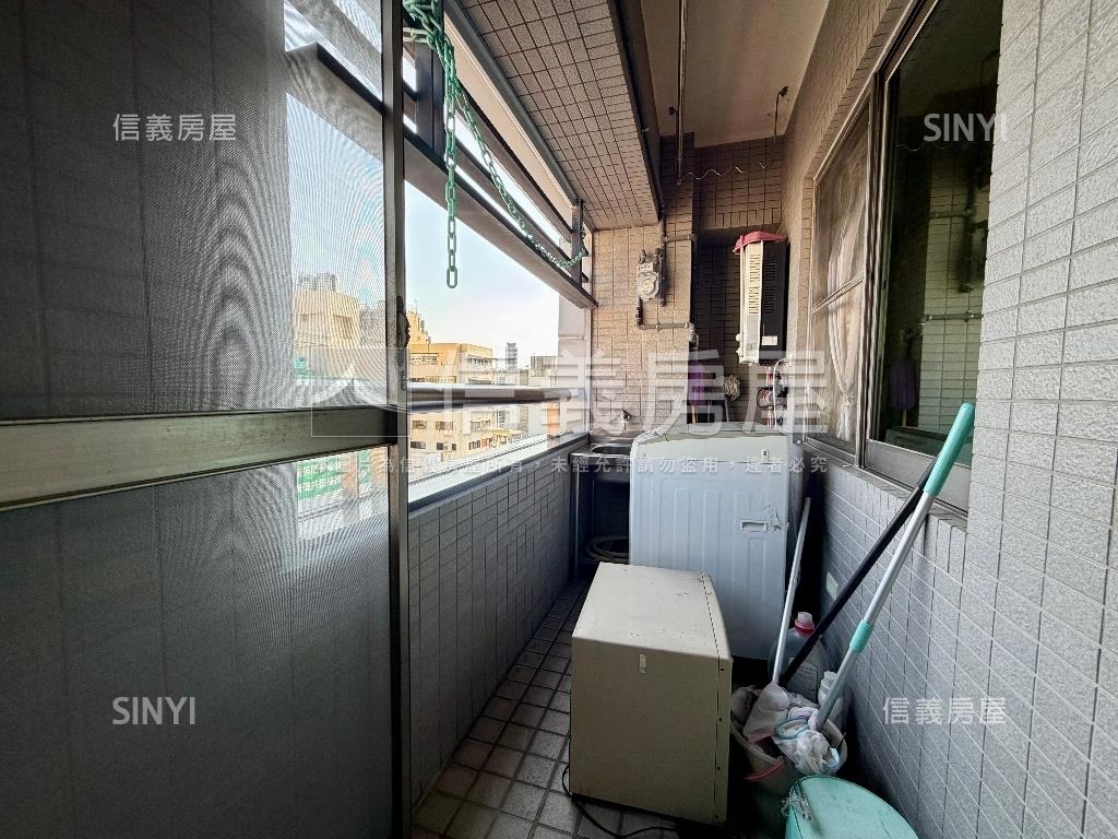 近美麗島捷運高樓３房平車房屋室內格局與周邊環境