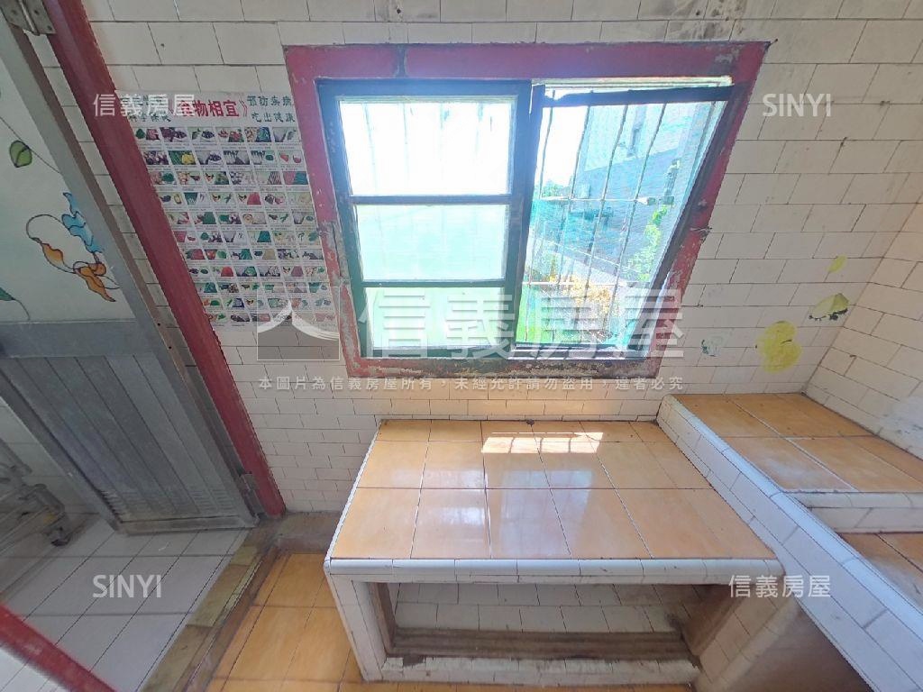 左營大路邊間透天房屋室內格局與周邊環境