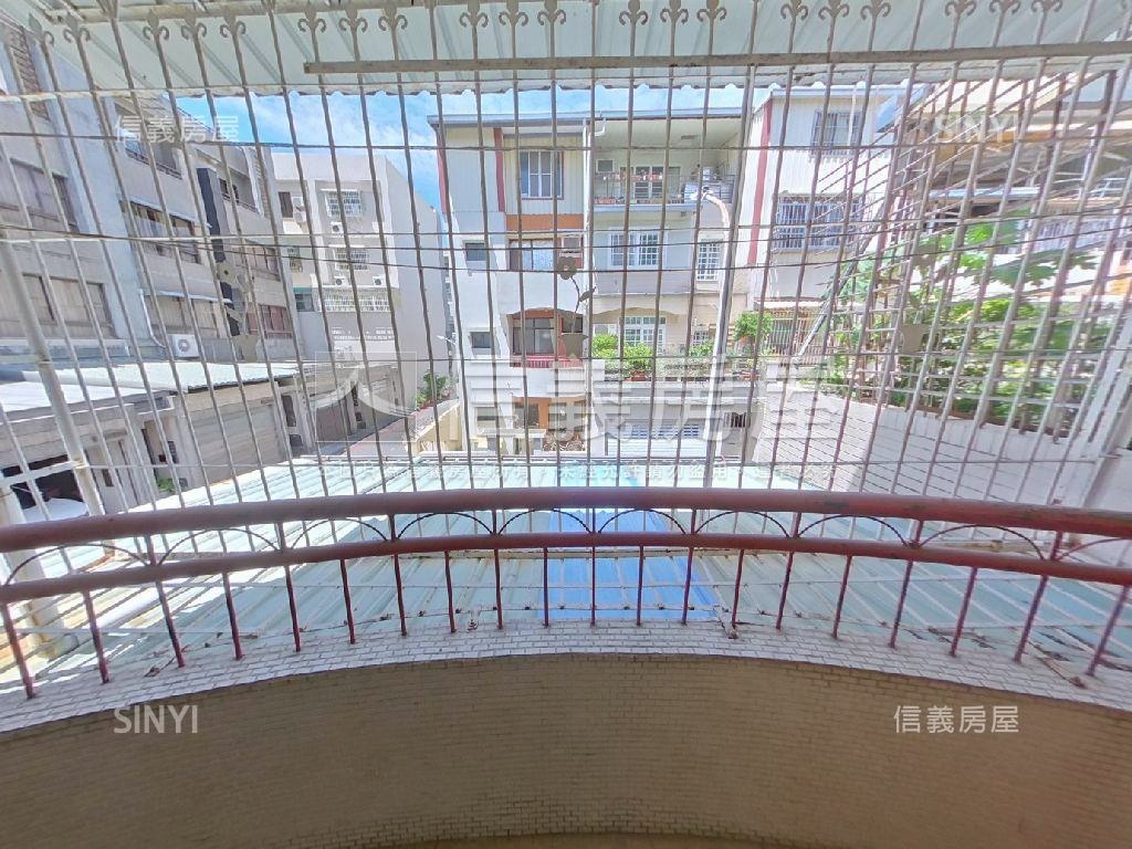 左營大路邊間透天房屋室內格局與周邊環境