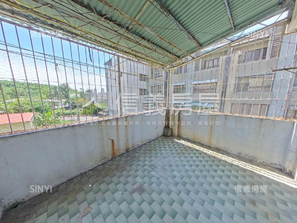 左營大路邊間透天房屋室內格局與周邊環境