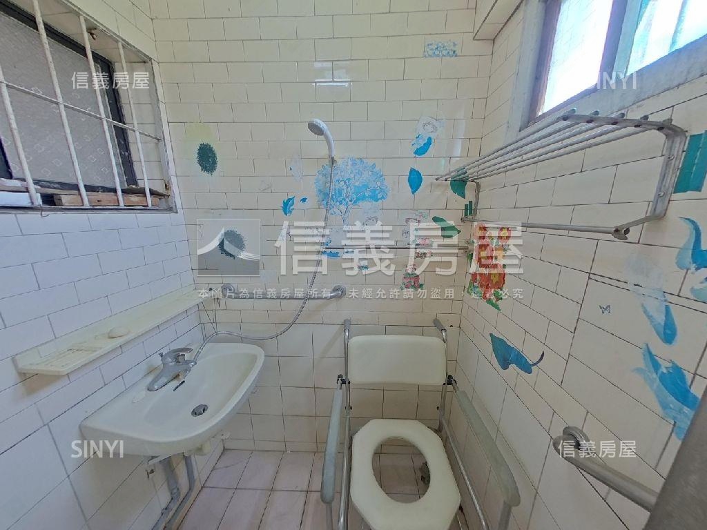 左營大路邊間透天房屋室內格局與周邊環境