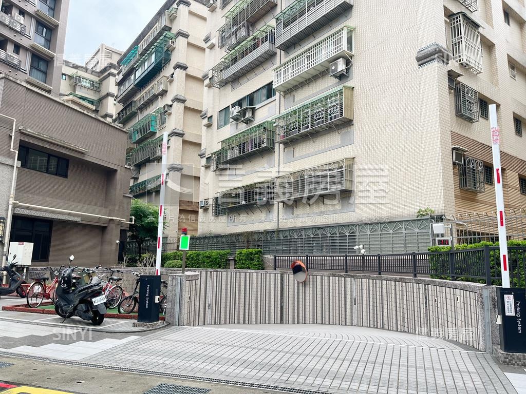 台北京城兩房平移車位房屋室內格局與周邊環境