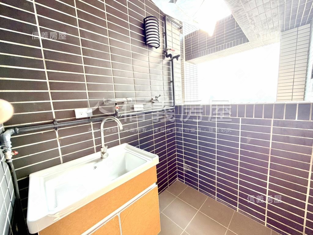 高鐵特區次頂兩房雙平車房屋室內格局與周邊環境