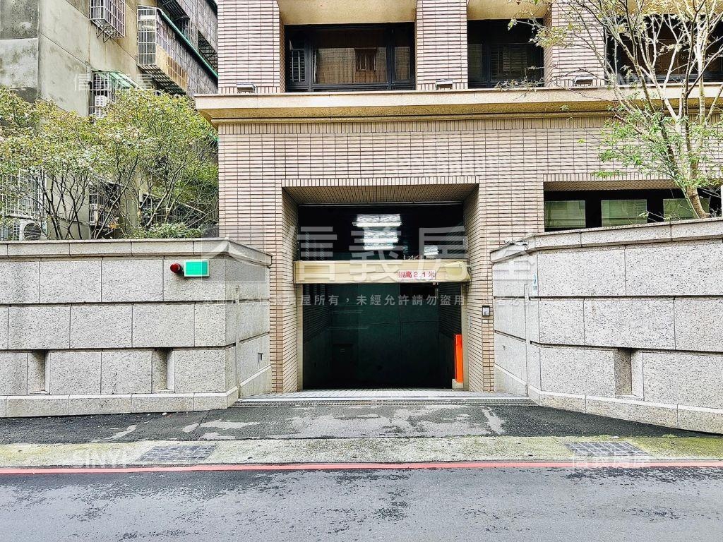 專任世界花園邊間兩房房屋室內格局與周邊環境