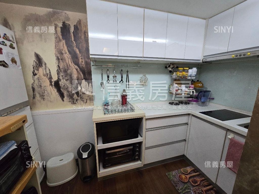 國際館ＥＡＴ有平面車位房屋室內格局與周邊環境