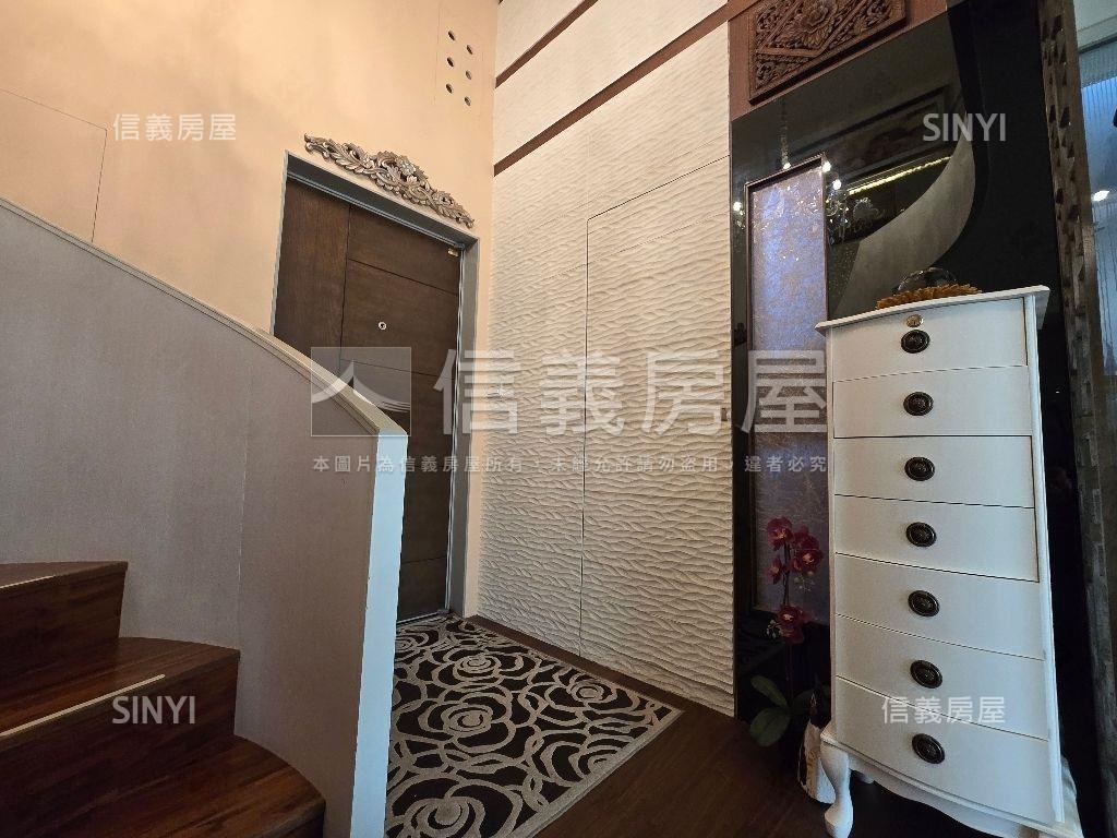 國際館ＥＡＴ有平面車位房屋室內格局與周邊環境
