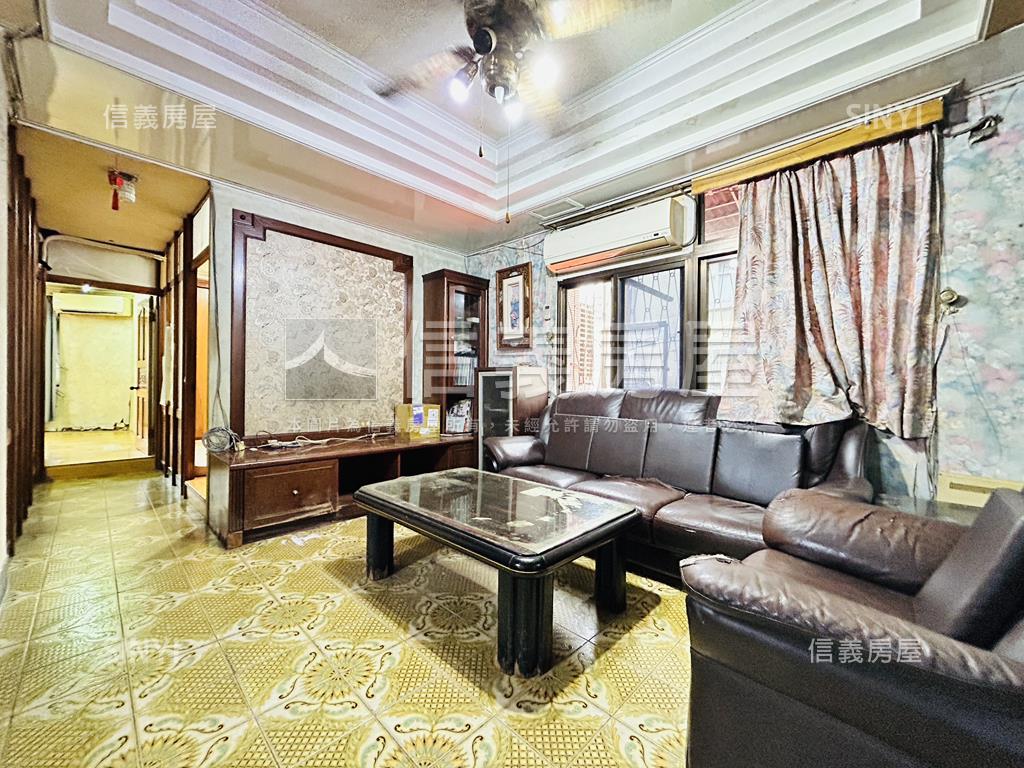 正忠孝路上。公寓二樓房屋室內格局與周邊環境