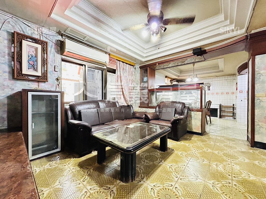 正忠孝路上。公寓二樓房屋室內格局與周邊環境