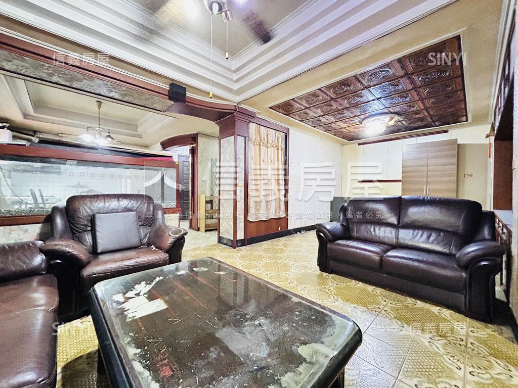 正忠孝路上。公寓二樓房屋室內格局與周邊環境