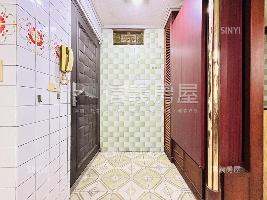 正忠孝路上。公寓二樓房屋室內格局與周邊環境