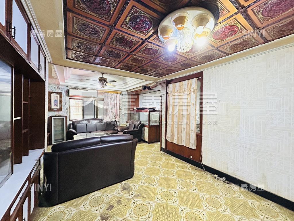 正忠孝路上。公寓二樓房屋室內格局與周邊環境