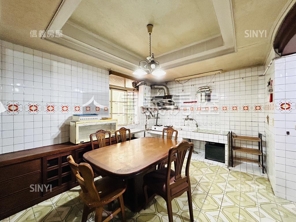 正忠孝路上。公寓二樓房屋室內格局與周邊環境