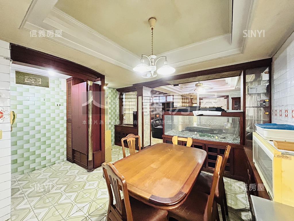 正忠孝路上。公寓二樓房屋室內格局與周邊環境