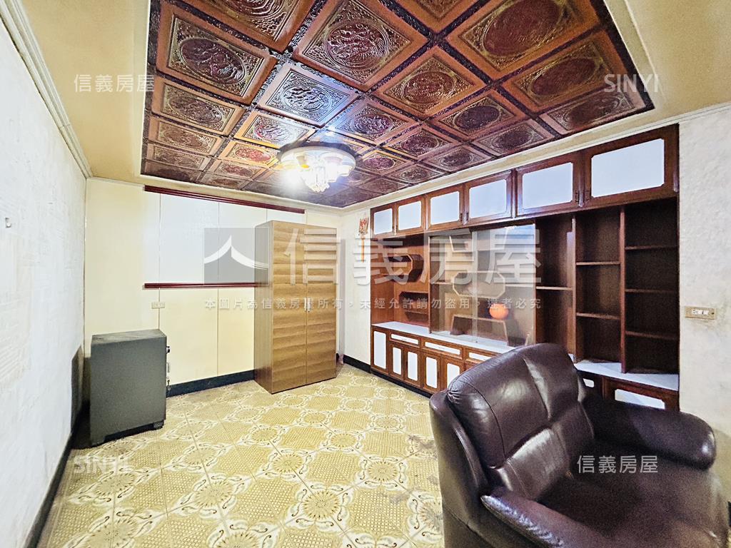 正忠孝路上。公寓二樓房屋室內格局與周邊環境