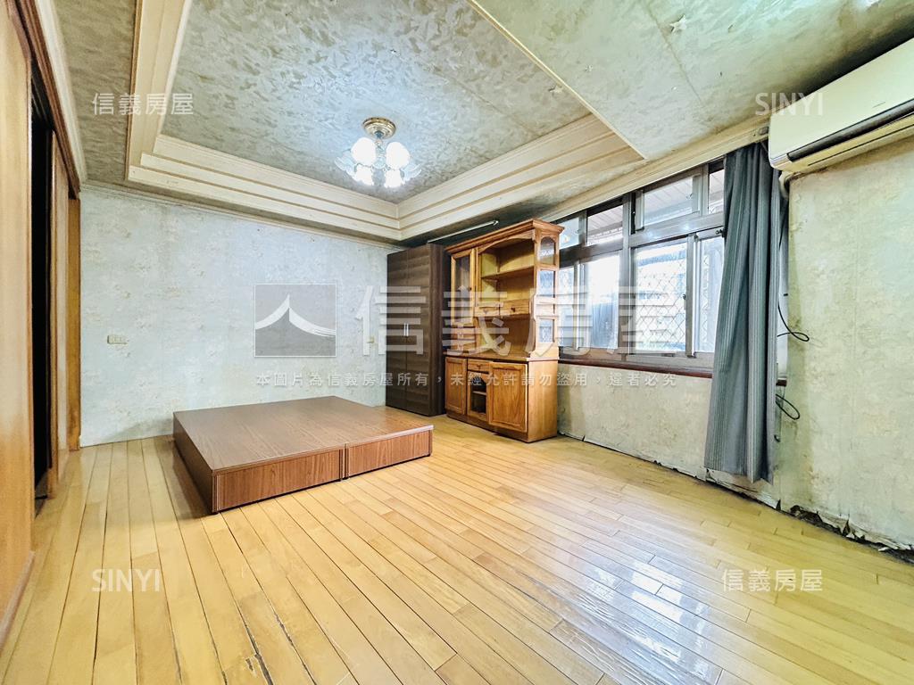 正忠孝路上。公寓二樓房屋室內格局與周邊環境