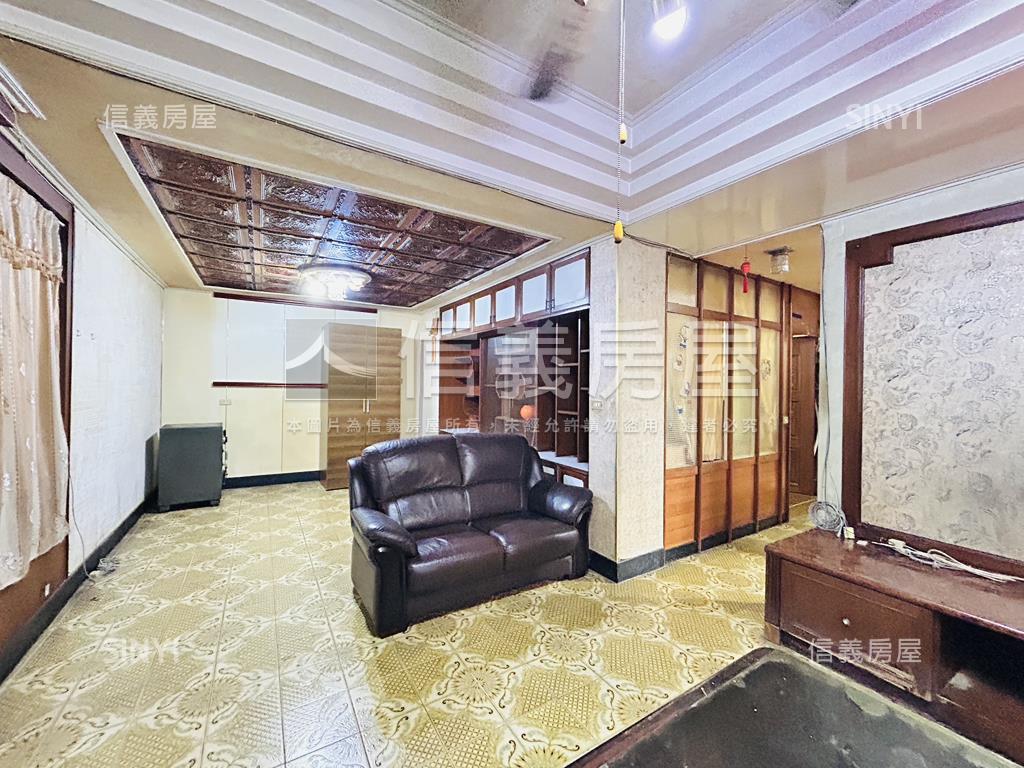 正忠孝路上。公寓二樓房屋室內格局與周邊環境