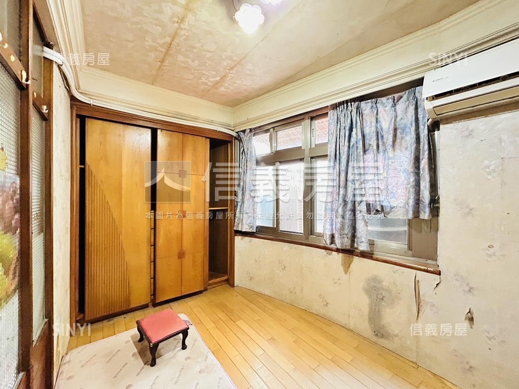 正忠孝路上。公寓二樓房屋室內格局與周邊環境