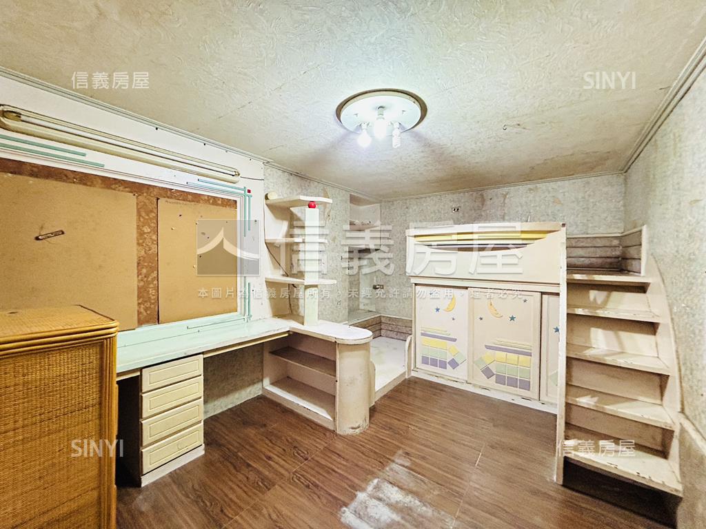 正忠孝路上。公寓二樓房屋室內格局與周邊環境