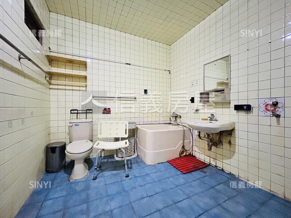 正忠孝路上。公寓二樓房屋室內格局與周邊環境