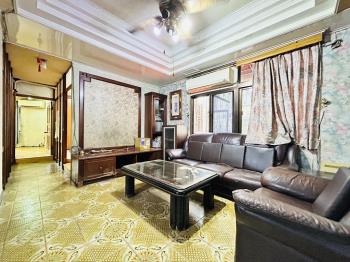 正忠孝路上。公寓二樓