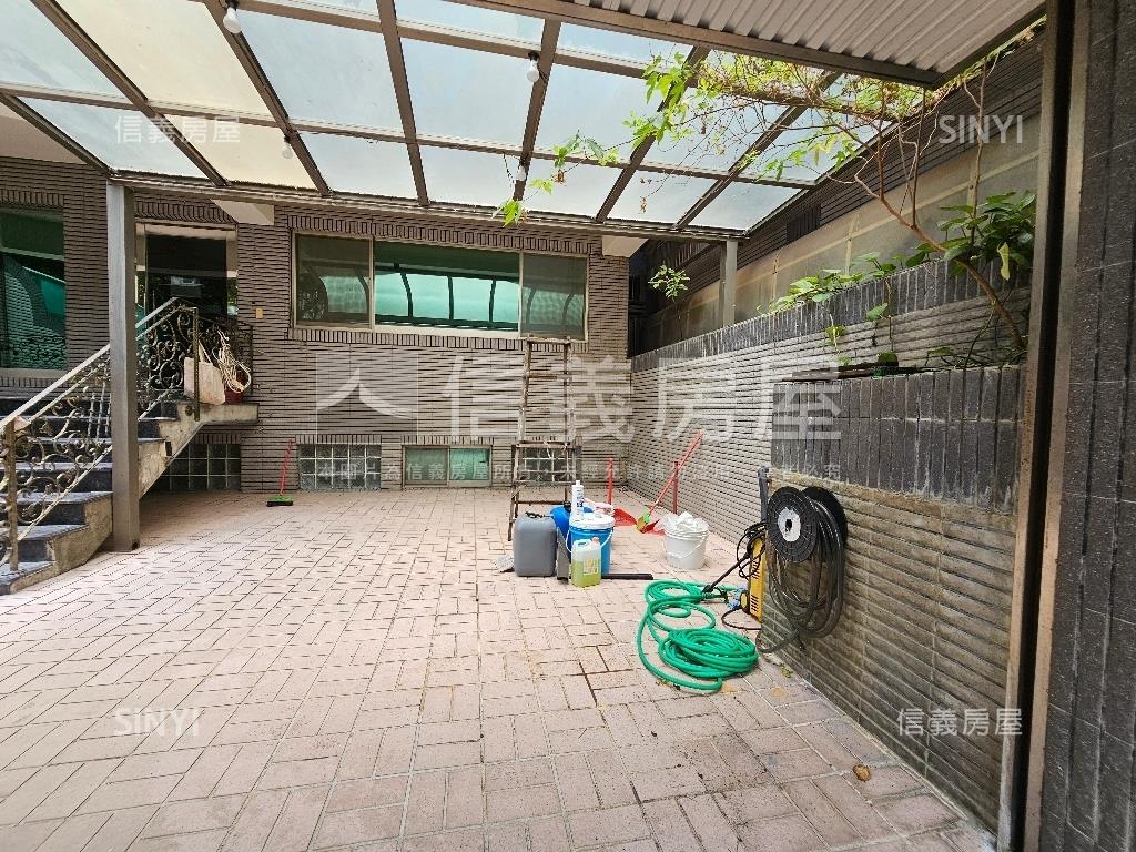 中央三街林蔭車庫邊間一樓房屋室內格局與周邊環境
