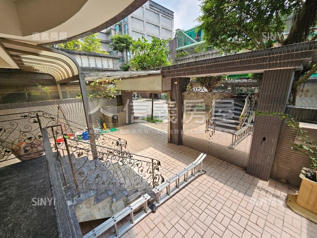 中央三街林蔭車庫邊間一樓房屋室內格局與周邊環境
