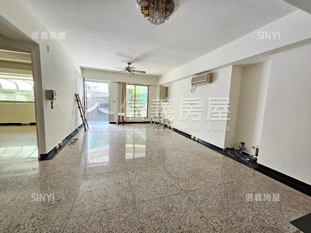 中央三街林蔭車庫邊間一樓房屋室內格局與周邊環境
