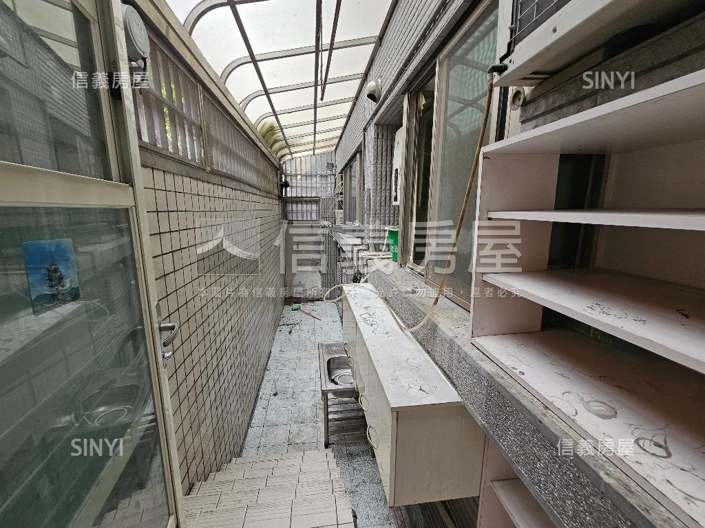 中央三街林蔭車庫邊間一樓房屋室內格局與周邊環境