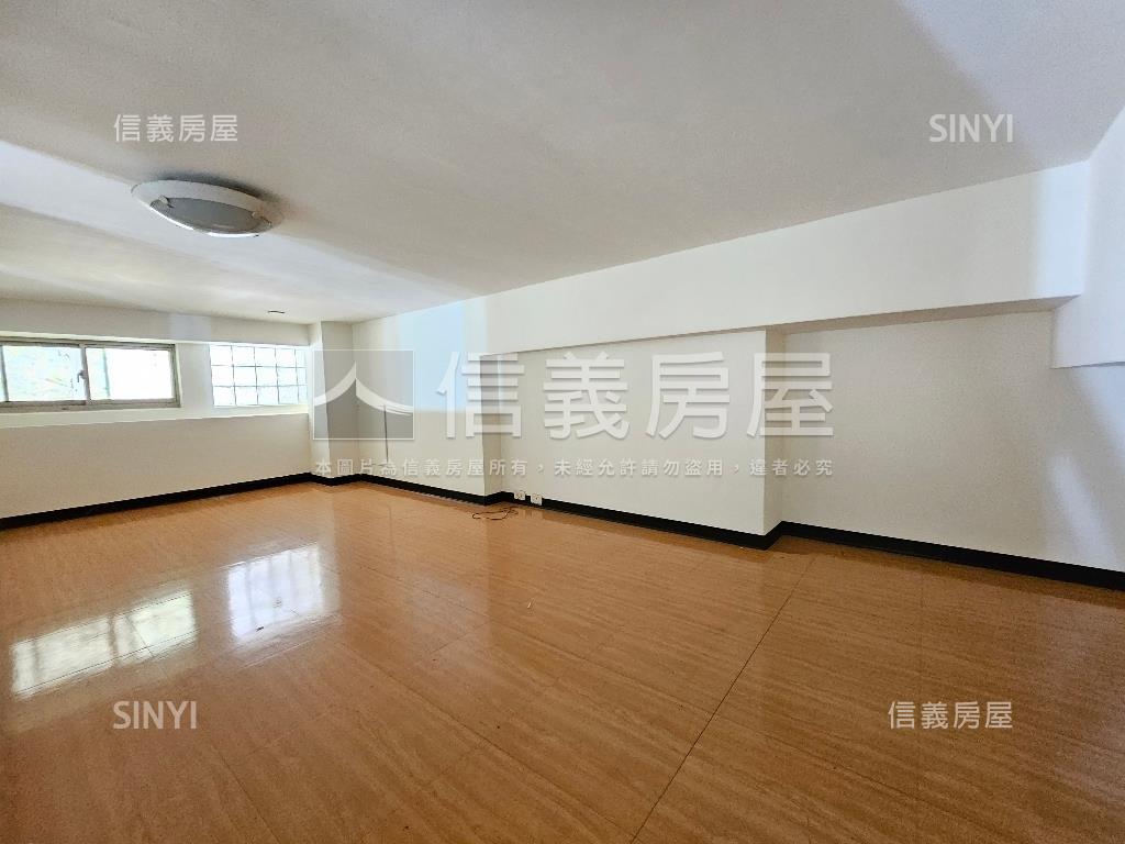 中央三街林蔭車庫邊間一樓房屋室內格局與周邊環境
