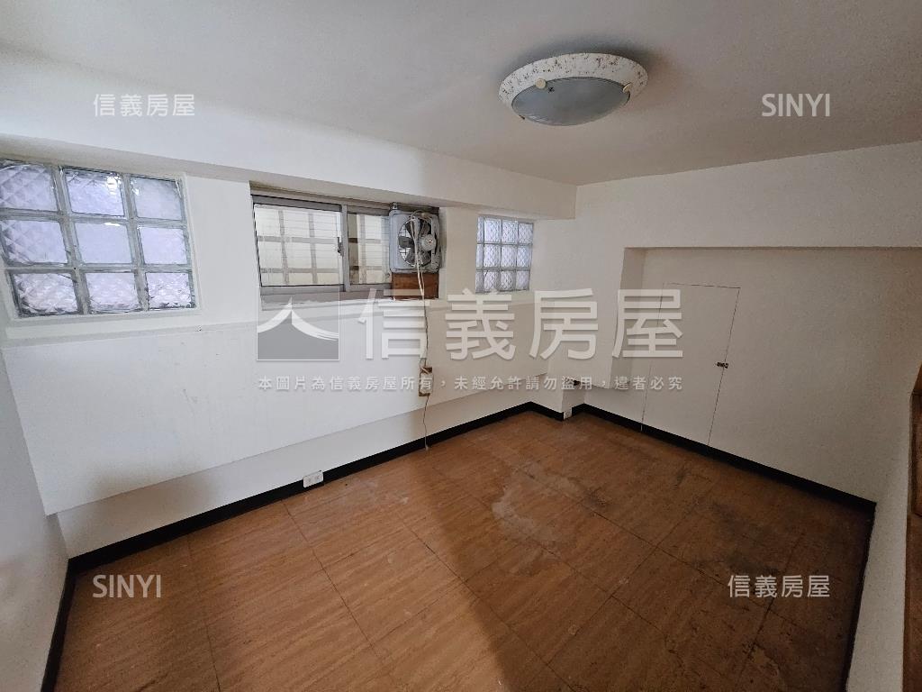 中央三街林蔭車庫邊間一樓房屋室內格局與周邊環境