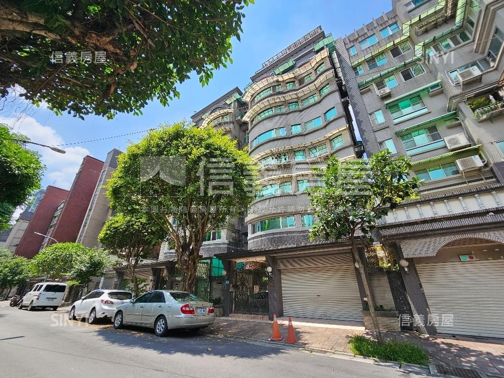 中央三街林蔭車庫邊間一樓房屋室內格局與周邊環境