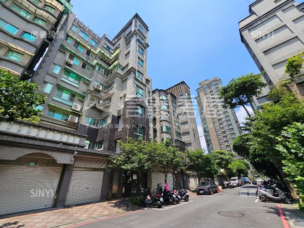 中央三街林蔭車庫邊間一樓房屋室內格局與周邊環境