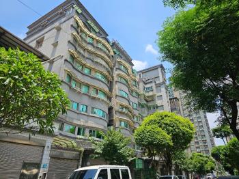 中央三街林蔭車庫邊間一樓