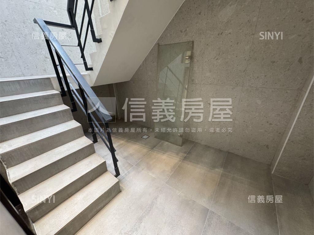 近薇閣電梯大空間帶車位房屋室內格局與周邊環境