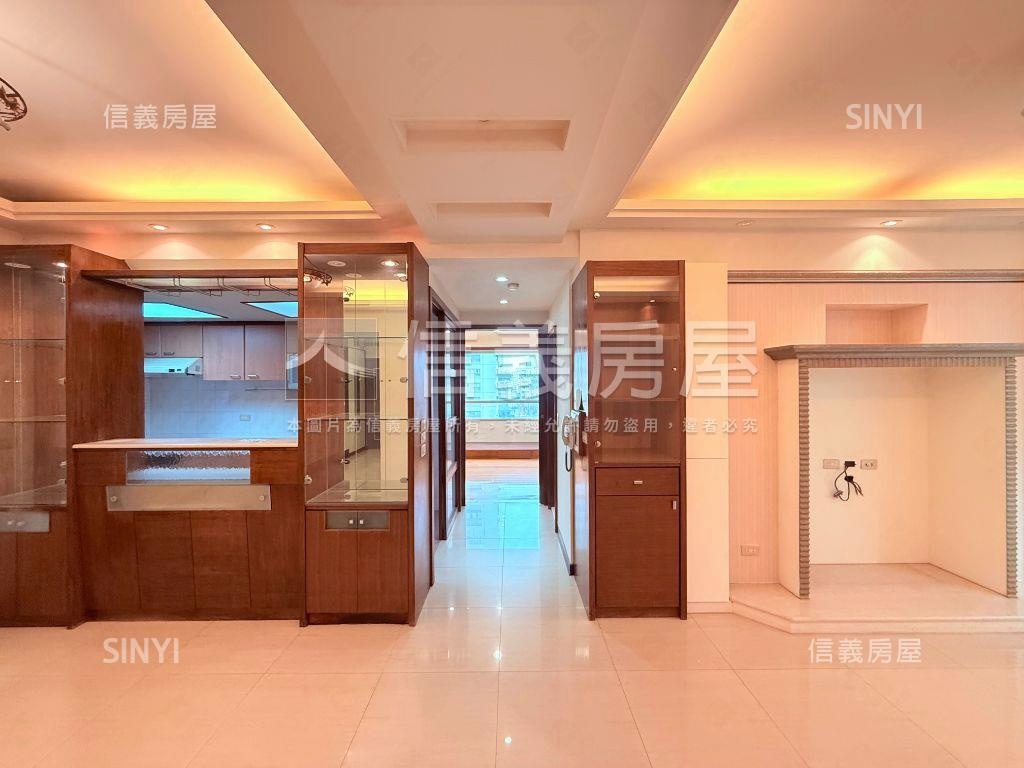 國泰建設英倫皇家三房車位房屋室內格局與周邊環境