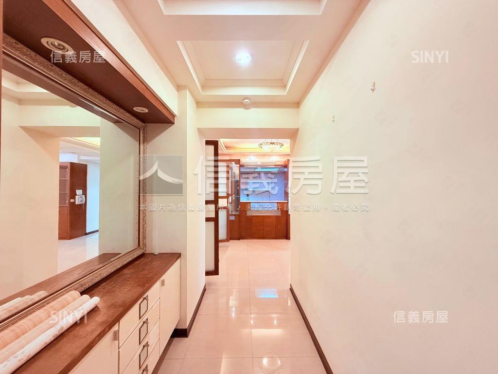 國泰建設英倫皇家三房車位房屋室內格局與周邊環境